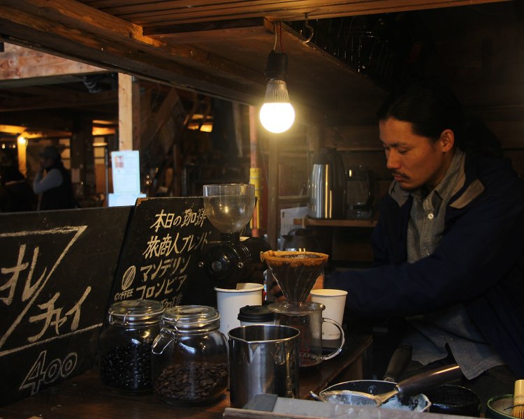 木造キャンピングカー兼移動式カフェでコーヒーを販売する亮章（りょうしょう）さん。スケボーで日本縦断（鹿児島県佐多岬～北海道宗谷岬の3000キロ）というすごすぎる経験の持ち主でもある。