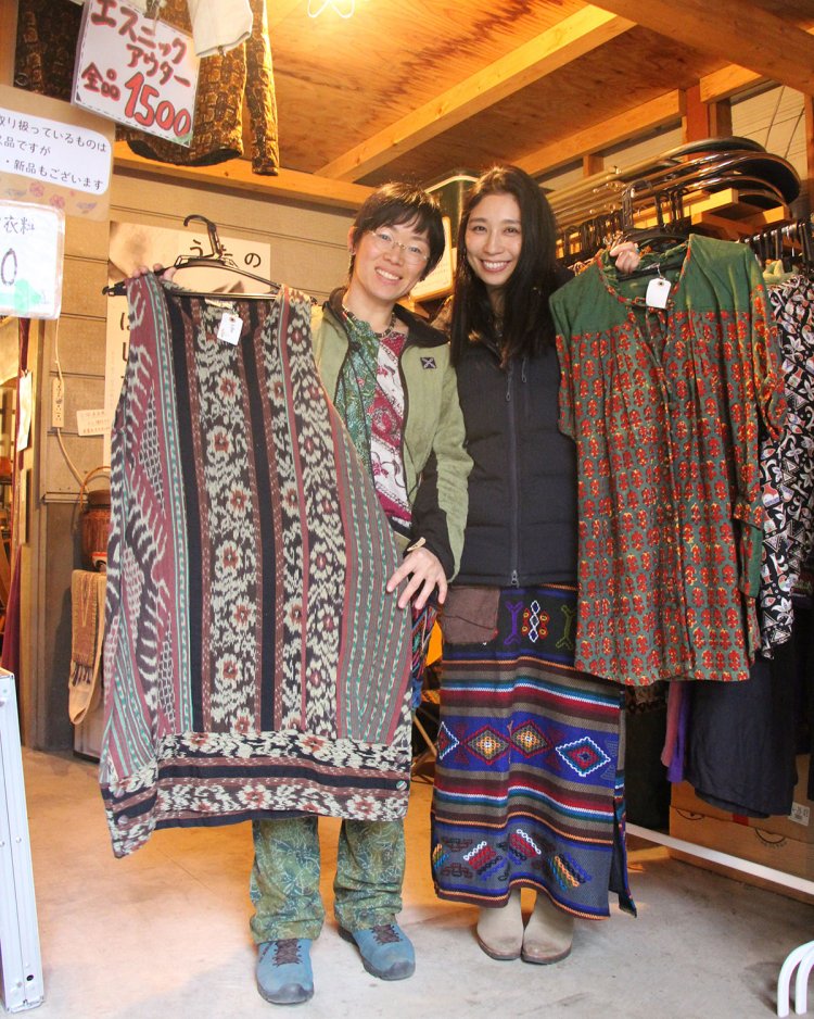 『sipini』代表の佐藤雪乃さん（右）と、写真家として活動しながら同店のスタッフも務める盛山麻奈美さん。