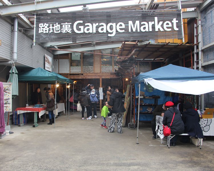 住宅街の路地裏に突如現れるマーケットの入り口。知らずに通ったら「何ここ？」と不思議に思う空間。