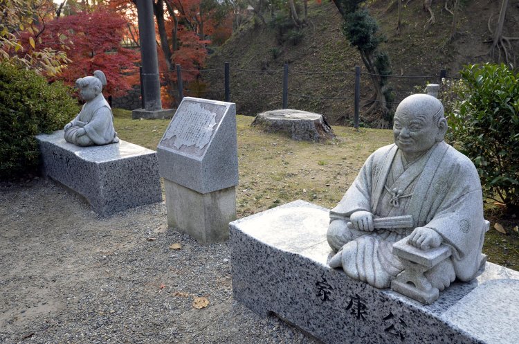 出世ベンチ。園内を歩けば家康公の像だらけ。いったい老若何体あるのか数えてみたい。