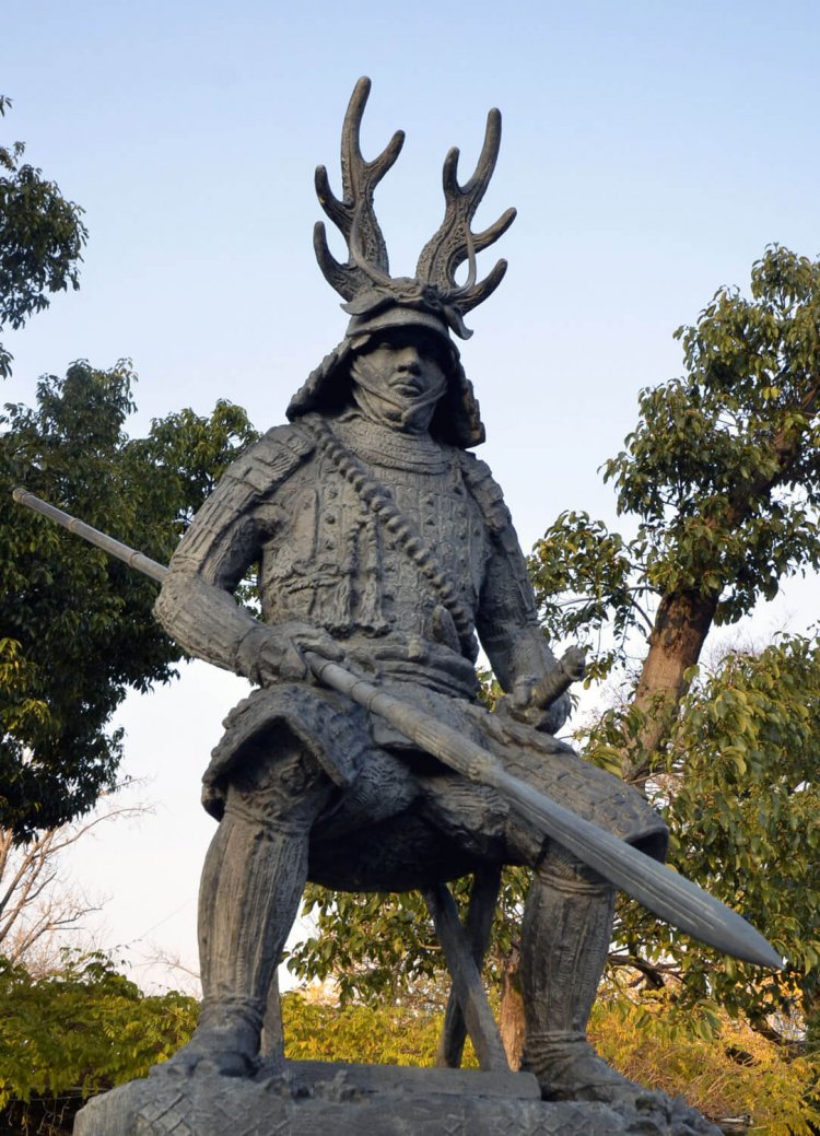 愛用の槍「蜻蛉切（とんぼきり）」を構える本多忠勝の銅像。強そう。