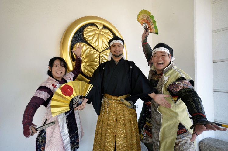 葵の御紋でノリノリ。公園内を練り歩き記念撮影に応じてくれる。