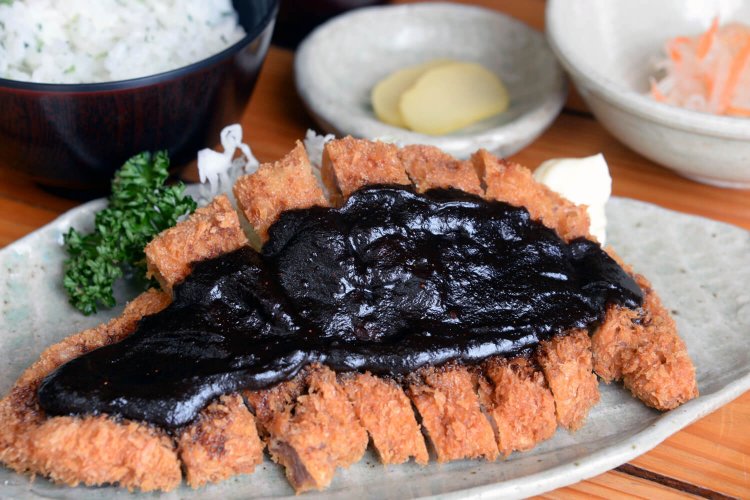 城址を眺めて三河もちぶた味噌かつ定食1400 円（単品910 円）を。