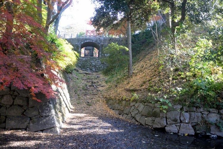 中世と近世の石垣が混在するさまは岡崎城の見どころの一つ。田中が築かせた場所を探そう。