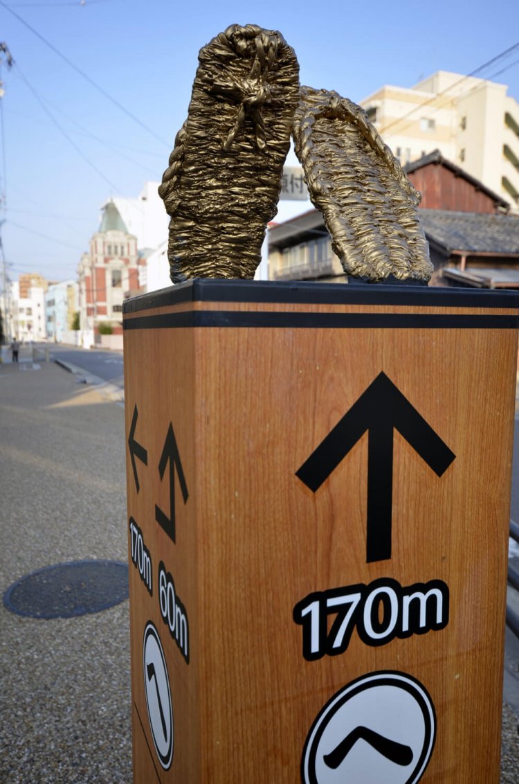 金のわらじの案内板に従って「岡崎宿二十七曲り」をたどれる。