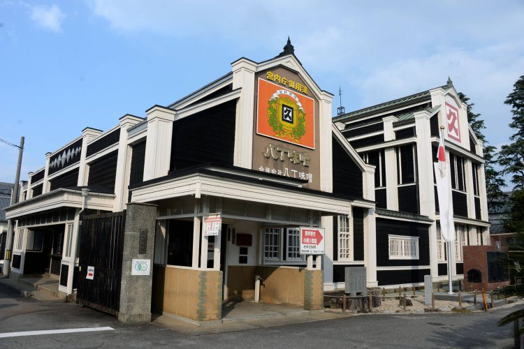 現当主で19 代目という老舗。ハイカラな本社屋は昭和２年（1927）の完成。