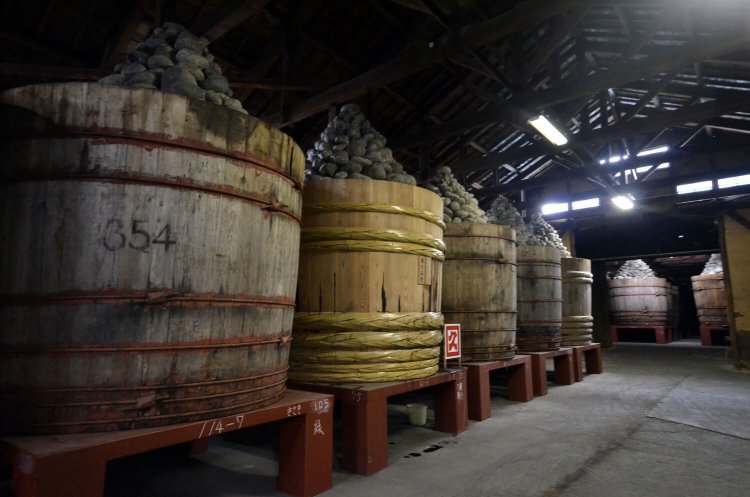 桶一杯の味噌は約6ｔ、山のように積み上げる重石の山は約3ｔ。