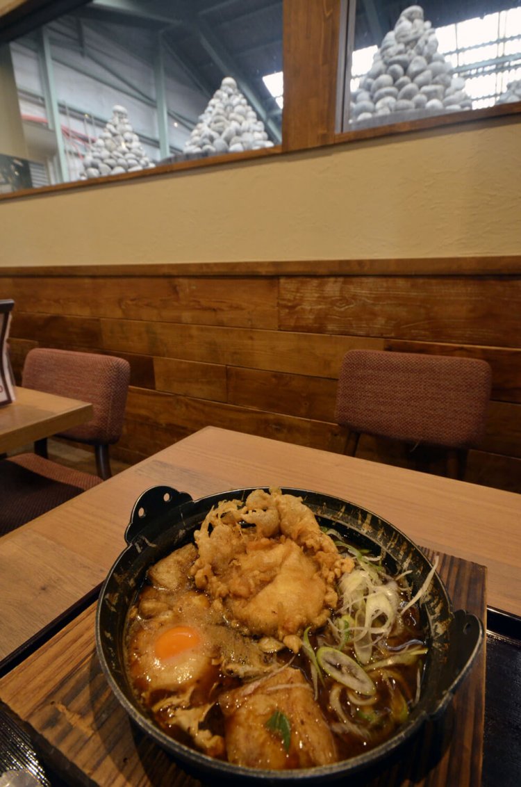併設のレストランで味噌煮込みうどん1200 円を味わいたい。