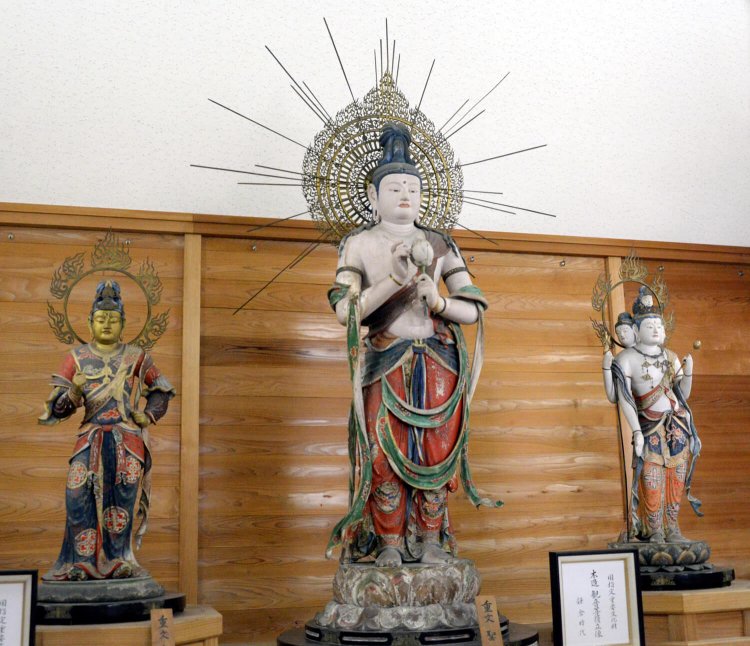 聖観音菩薩、梵天、帝釈天の三尊像は運慶作。宝物殿で。