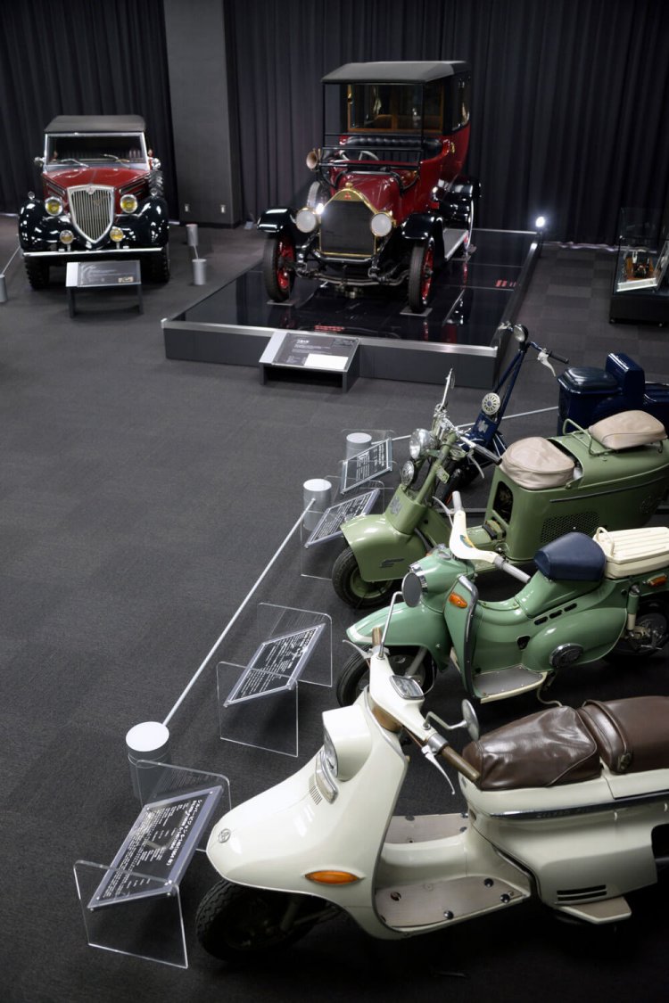 歴代「シルバーピジョン」の奥に日本初の量産乗用車「三菱A 型」が鎮座。