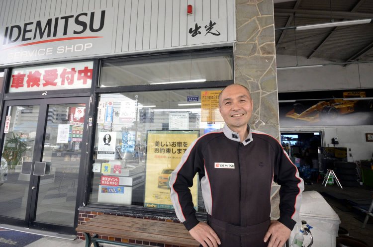 雰囲気がよく似た兄の中嶋慎太郎さんと、ロータス100Tのパネル。