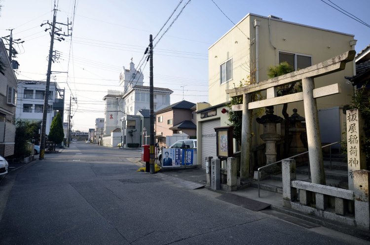 広小路になった龍城連跡。宿やダンスホールが前身の喫茶店がある。