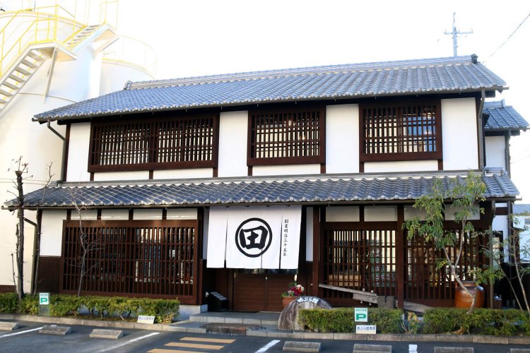 直売店がある「あぶら館」は古い部材を使った雰囲気ある町家風。