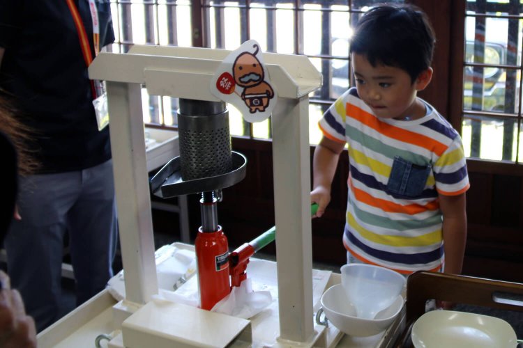 丁寧に手作業で仕上げる工程の一端を、工場見学で体験できる。