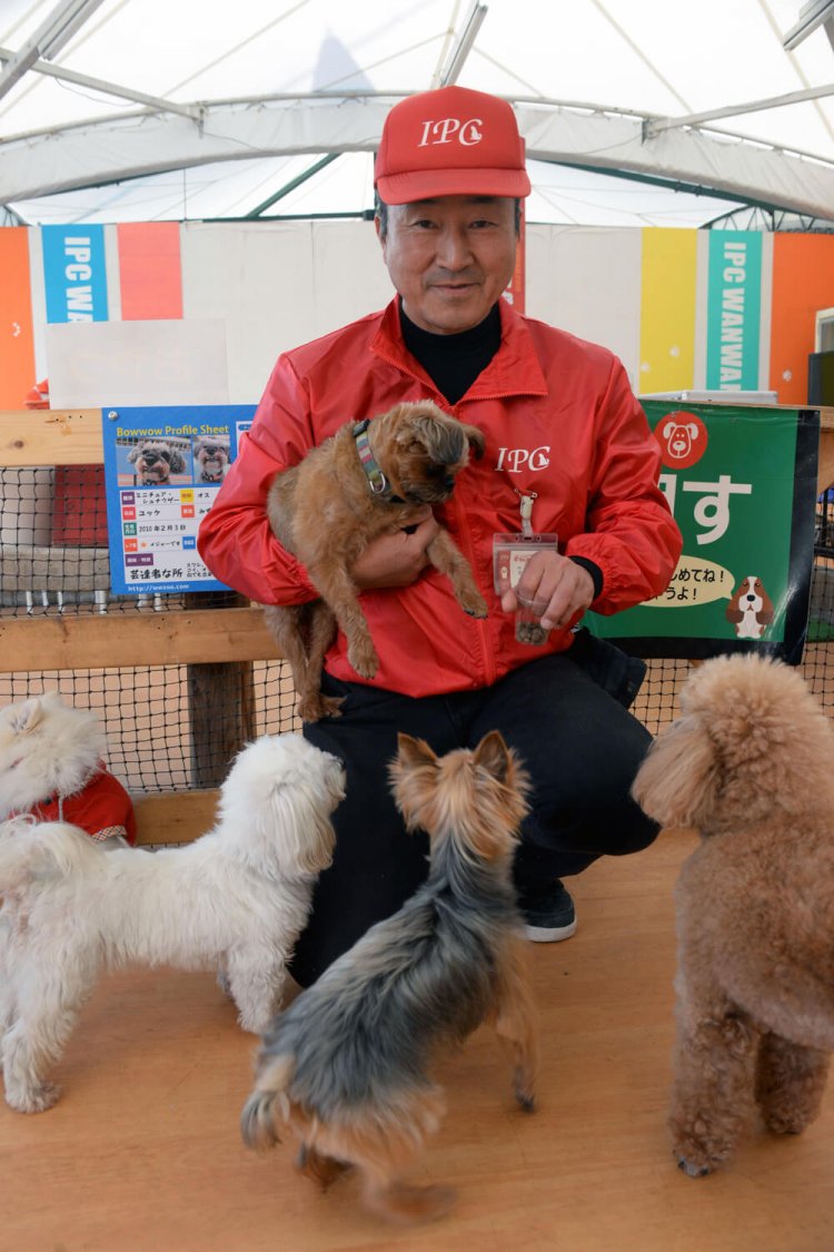 「室内ふれあいコーナー」でワンちゃんと戯れる岩本英司園長。