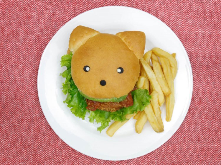 「わんわんカフェ」で味わえるチワワバーガー680円。