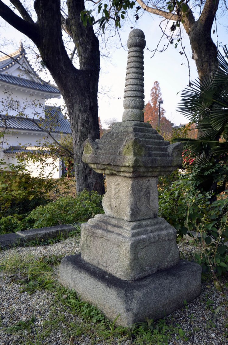 義経最期の地、奥州に向かって立つ。 周辺にゆかりの寺や史跡が点在する。