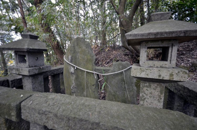 触るとすぐに病にかかるという危険な毒石。案内板がないので注意。