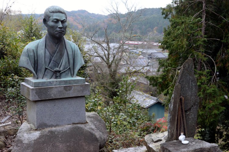 胸像も置かれファンの定番スポッ ト。本宿の町を望む墓地にある。