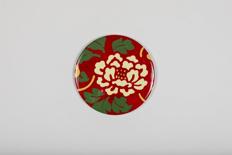 榛原千代紙を使ったてかがみ。軽く、持ち運びやすいので、ポーチやかばんに入れて普段使いに。ちょっとしたギフトにもおすすめ。880円。