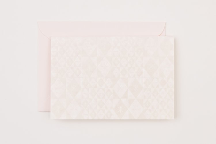 はいばらカード「色硝子」440円。風合いのある洋紙に、榛原の代表的なデザイン「色硝子」文様を箔押しした、上品なカード。