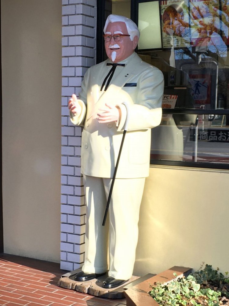 ケンタッキーフライドチキン店頭にいるカーネル人形（2020年撮影・西八王子）