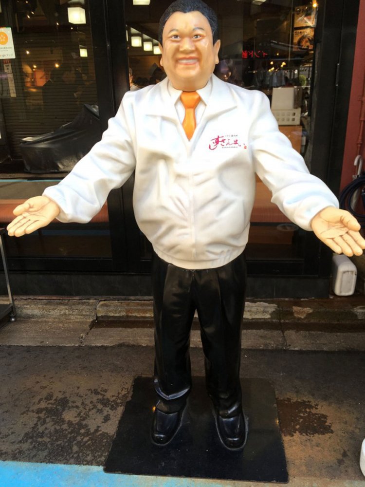 「すしざんまいポーズ」を決める社長人形（2020年撮影・築地）