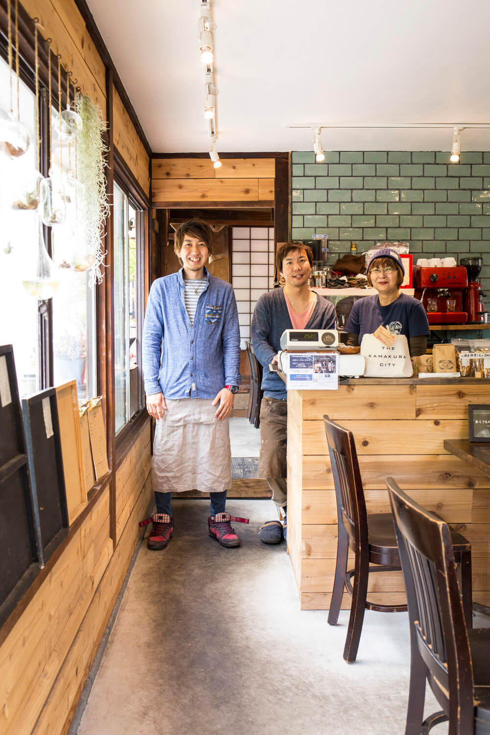 左から谷さん、中田さん、オーナーの母･恵 由美子ママ。