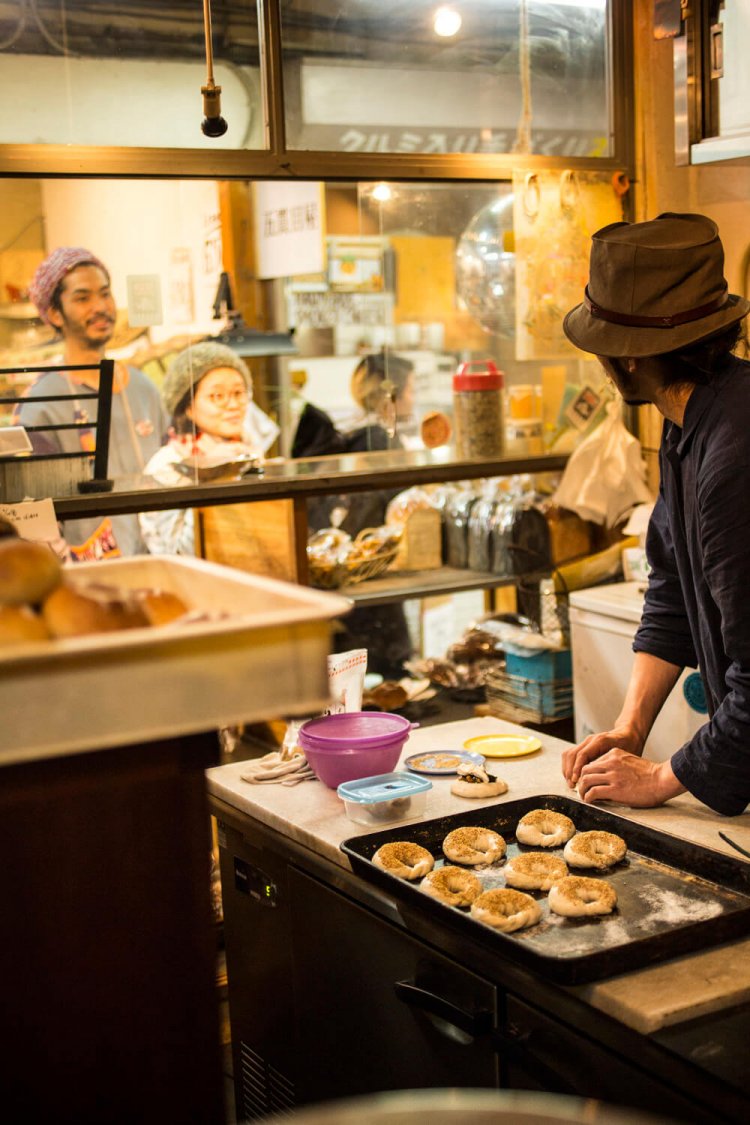 焼き上がり香ばしいパンが並ぶ。