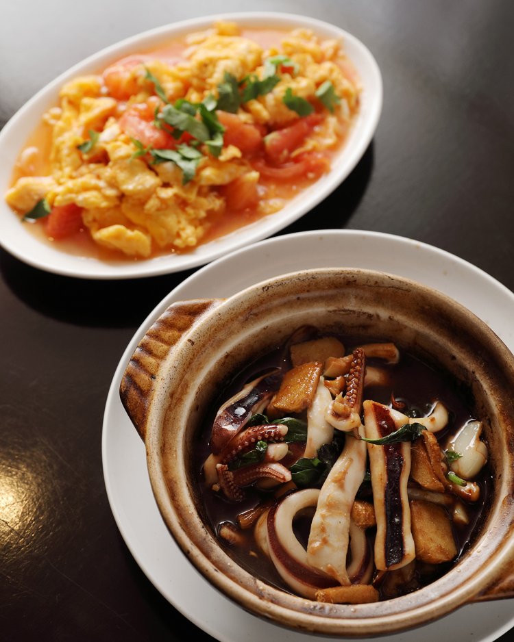 三杯イカ(手前)1200円。トマ玉600円は台湾では定番の家庭料理。ふっくら玉子が優しい。