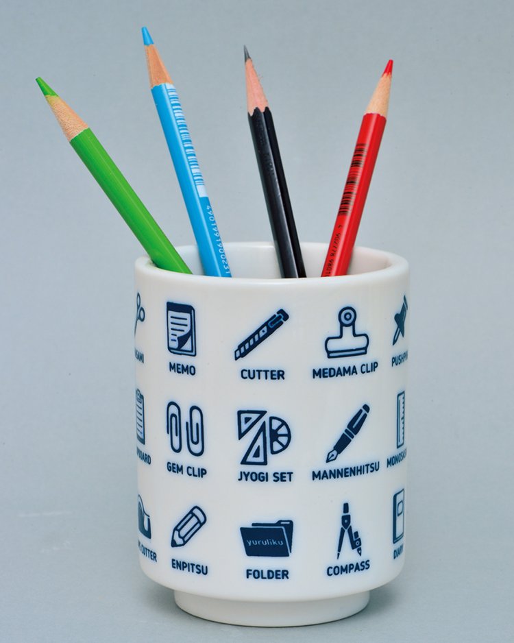 BUNGU YU-NO-MI。余計なカップをペン立てに使うのはよくあること。ならばと湯飲みに文具アイコンを絵付けしたペン立て。むろん湯のみとしても利用できる。2750円。