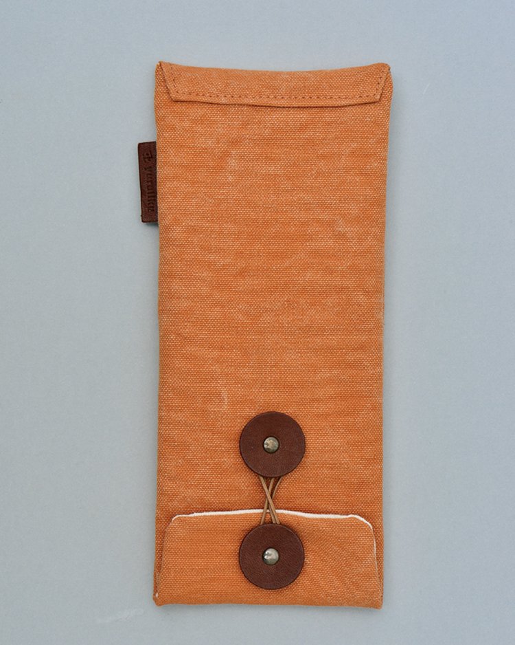 FU-TO case Pen。タンニン染め帆布を用いた丈夫な封筒形ケース。ほかの持ち物ともマッチしやすい控えめな造型で、使い込むにつれて味わいも増す。ほかにもサイズ色々。4180円。