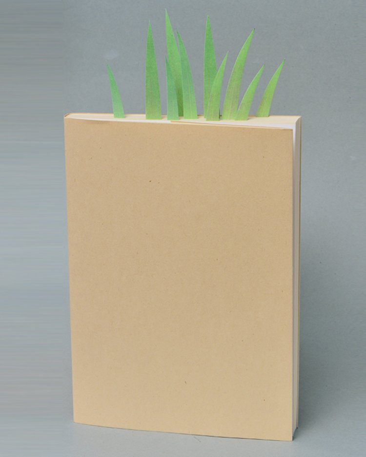 GreenMarker。草のシルエットをしたふせん。本にふせんを張り付けるにつれて、知の草むらが茂っていく。グッドデザイン賞受賞の代表作。770円・mini506円。