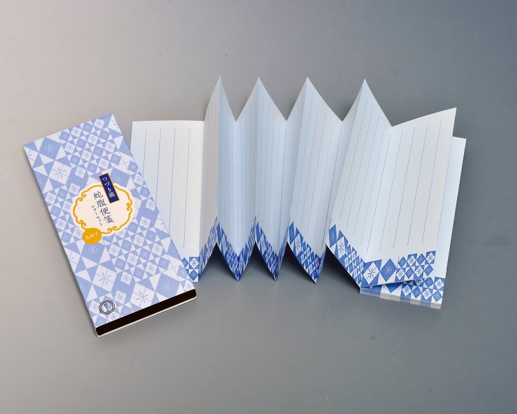 つづり箱蛇腹便箋レターセット。文章の長さに応じてミシン目で切り取り、長さ調整して使うアイデアが秀逸な蛇腹便箋に、文箱として使える紙箱を組み合わせた便利なセット。1100円。