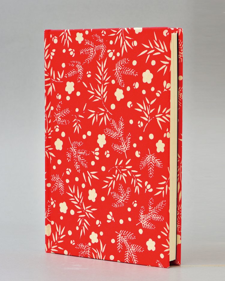 榛原ノート。榛原千代紙を表紙に、ページに明治期榛原の飾り罫を復刻、180度開く糸かがり製本で仕立てたノート。柄各種、これは粋にめでたい松竹梅柄。1540円。