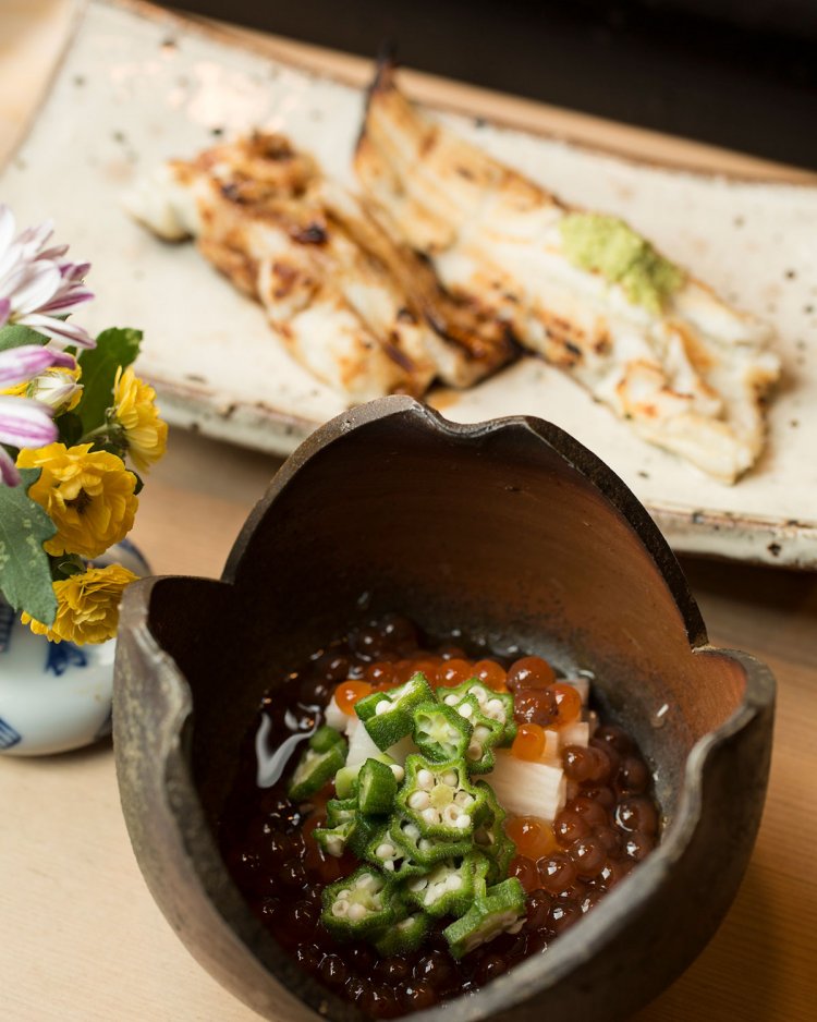 羽田沖のあなごは、50年以上注ぎ足し続けたツメか、ワサビのみで。新いくらの醤油漬けなど一品料理にも技が光る。