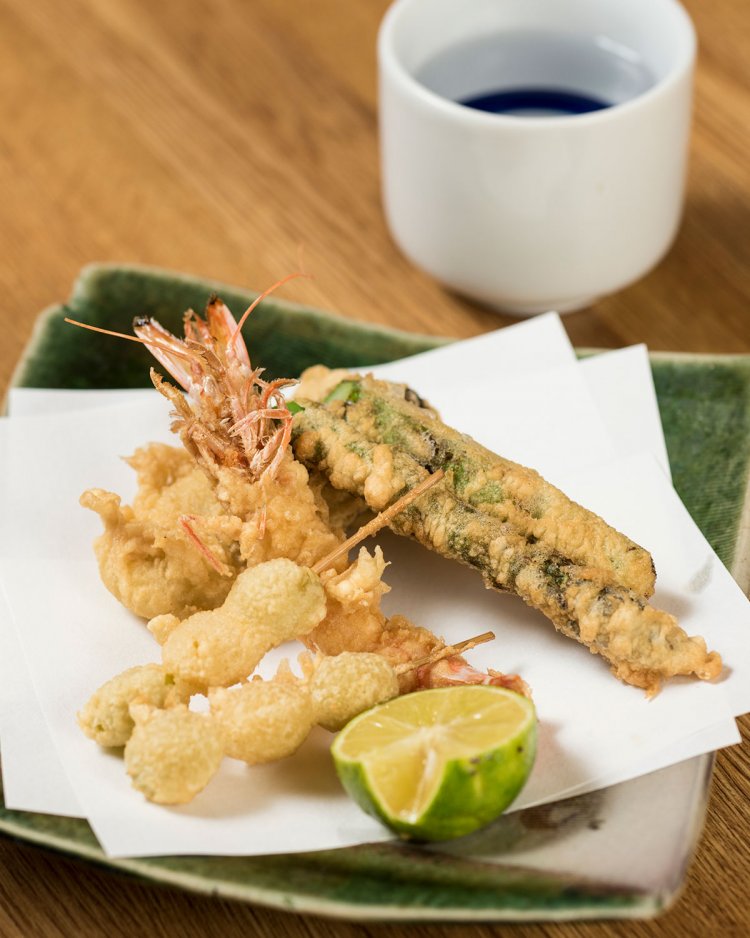 おまかせ4400円は約10品。銀杏(ぎんなん)や牡蠣(カキ)は旬の味覚。十四代「本丸」正一合990円。