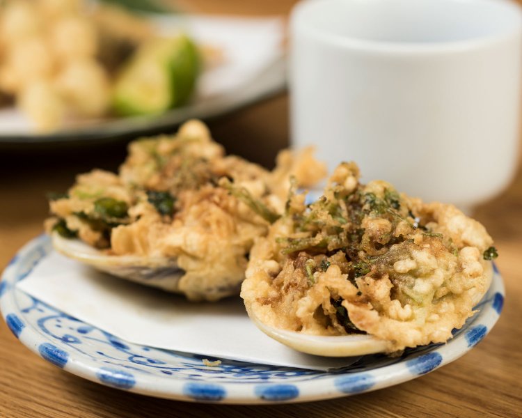 九十九里のハマグリ1100円は殻ごと揚げる。