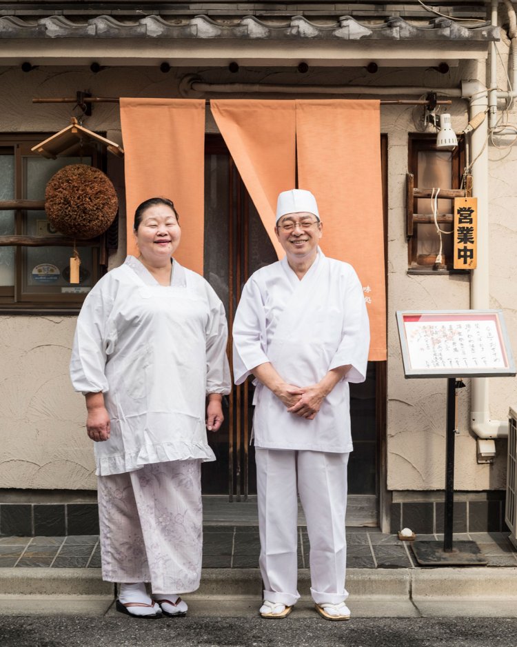 佐竹さんと妻の真喜子さん。