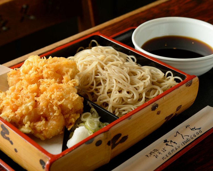 かき揚げ天もり1100円はワサビ代わりに大根おろしが添えられる。