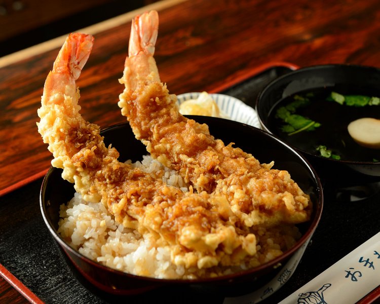 15cmはある巨大エビの天丼1680円も見事。エビの香味がたまらない。
