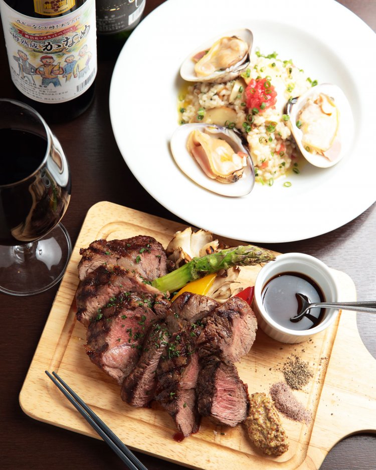 日替わりステーキ。この日は短角牛のサーロイン2000円、ハマグリと松茸のリゾット1200円、ワインはグラス350円~、ボトル1800円~。