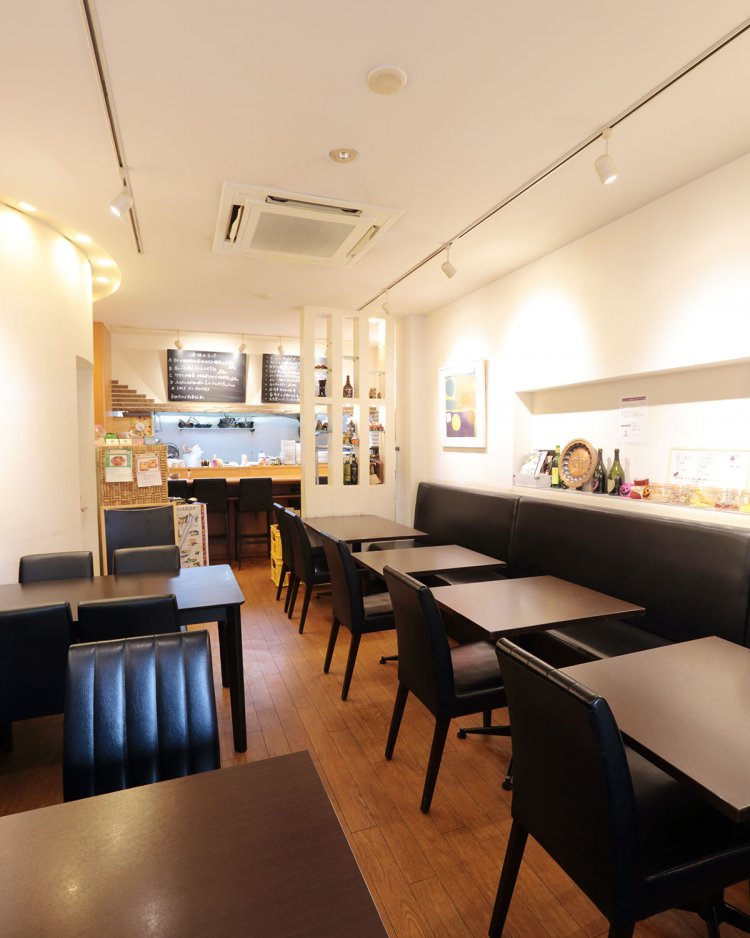 気取らぬ店内。