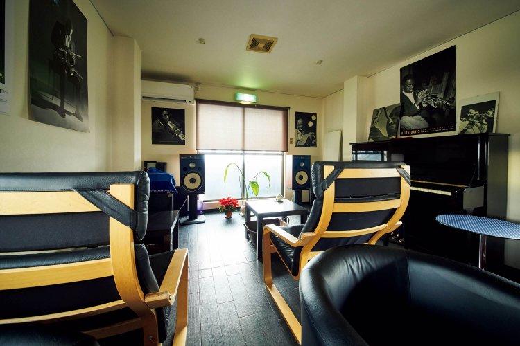 ジャズの小部屋と名付けたい、くつろぎのスペース。程よい距離感で自室感覚が持てるのが心地よい。