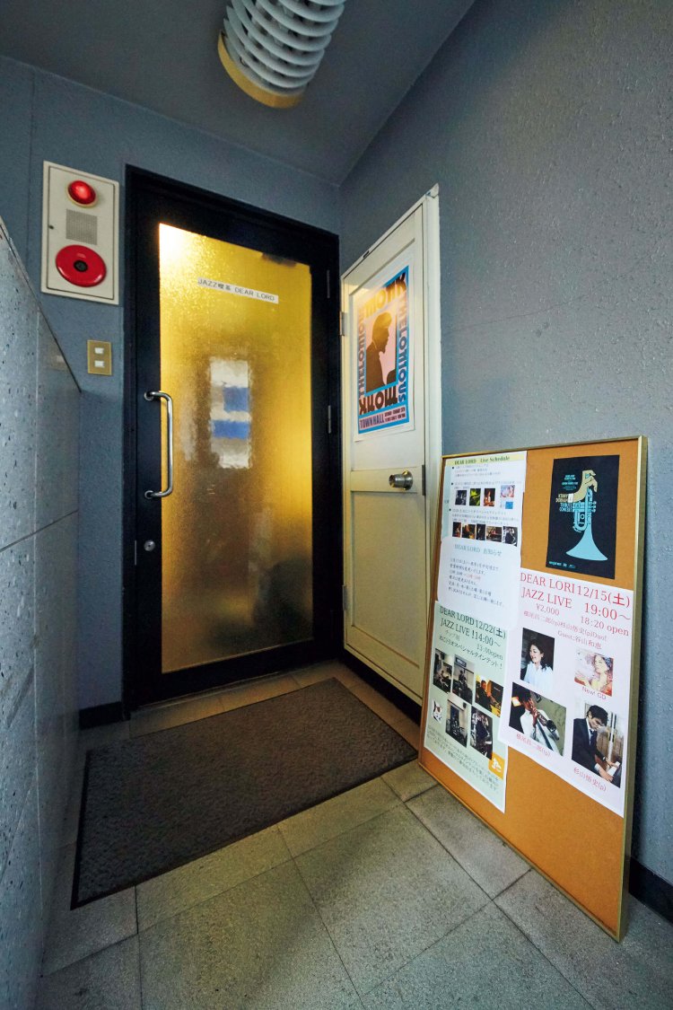 4階までひたすら階段を上る。それでも上ってきてよかったと思える、安らぎとパワーに満ちた空間が扉の向こうに待っている。