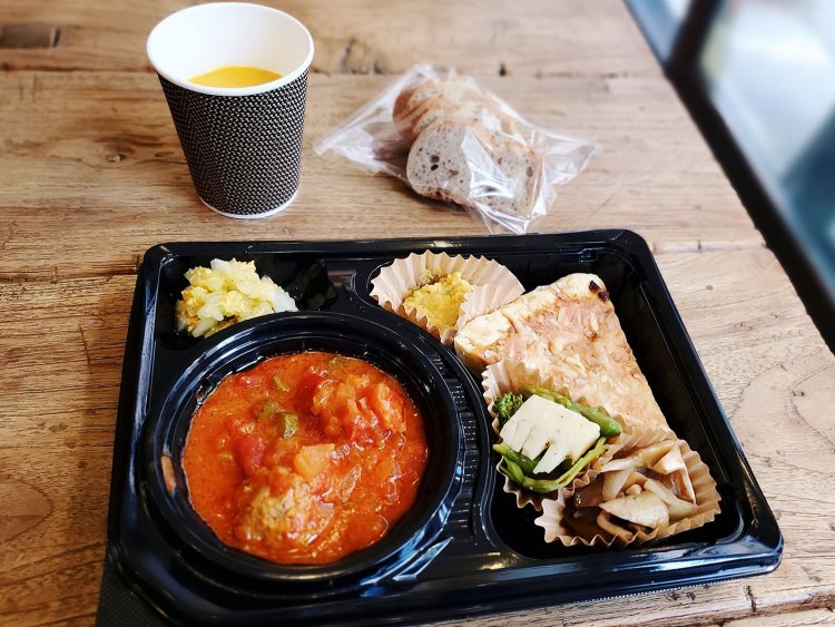 デリランチプレート。スープ付きテイクアウト価格1100円（税別）