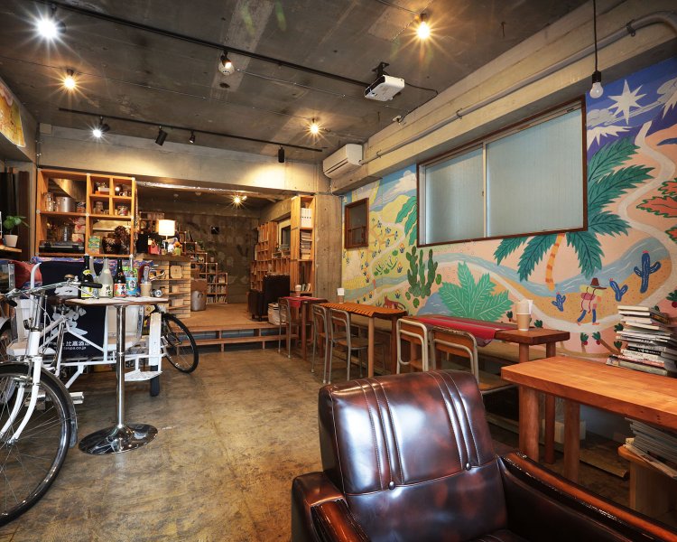 壁絵が印象的な1階。