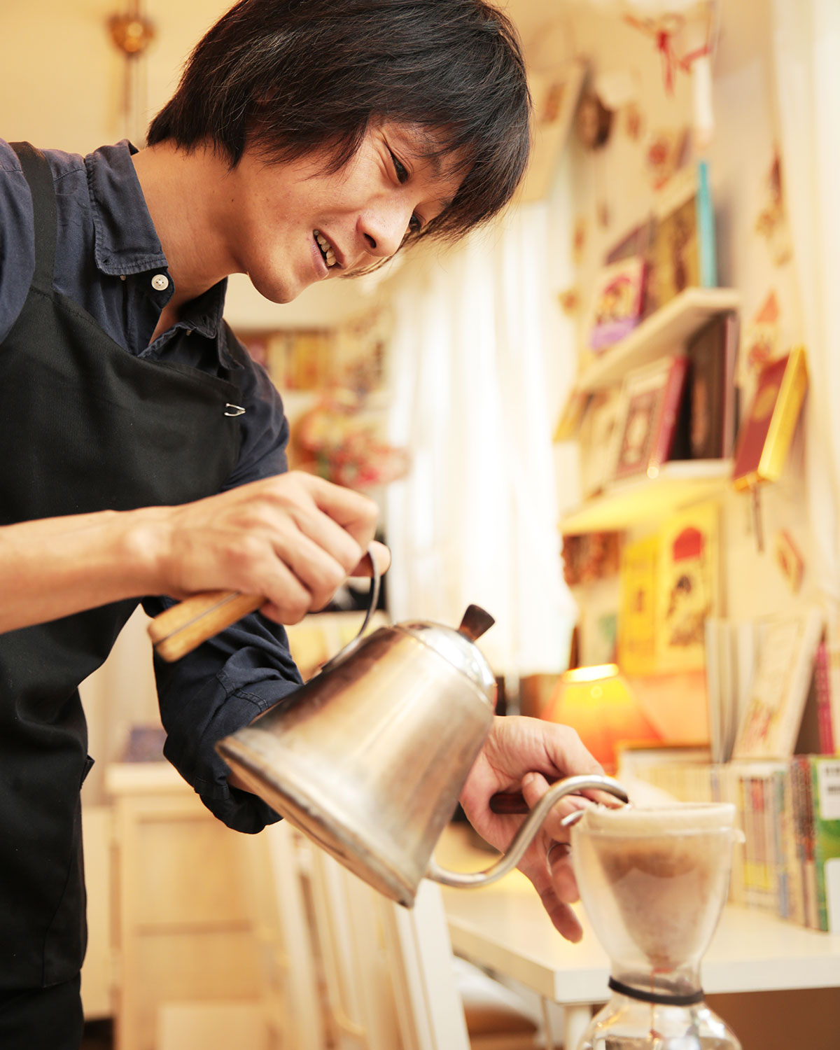 ネルドリップのコーヒーは雑味のないコックリとした旨味。「お菓子は持ち込み自由ですよ」と稲村さん。