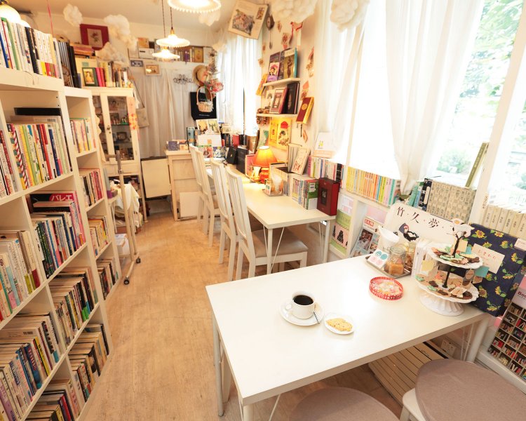 コーヒー 400円、カフェオレ450円。お茶請けサービスもある。