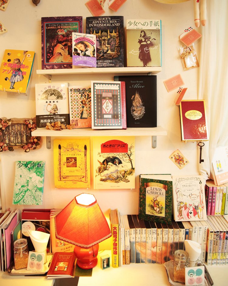 一人席の目の前で、愛らしい表紙が誘惑する。